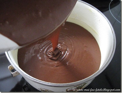 Tort Suprem de Ciocolată - asezam aluatul in tava