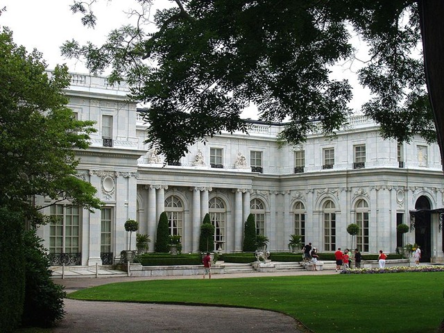 [800px-Rosecliff,_Newport,_Rhode_Island[1][3].jpg]