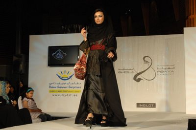 Abaya Fashion 2011 on Sheila And Abaya Fashion Show Dubai   Wonfun