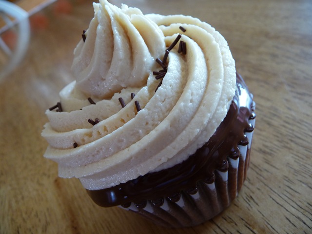 [chocolate cupcake with salted caramel buttercream[3].jpg]