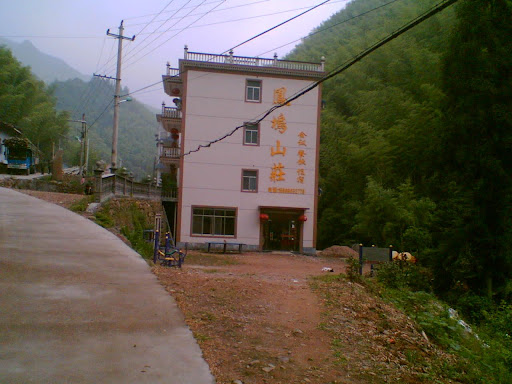 终点风景区的小宾馆...三到四个XX山庄...