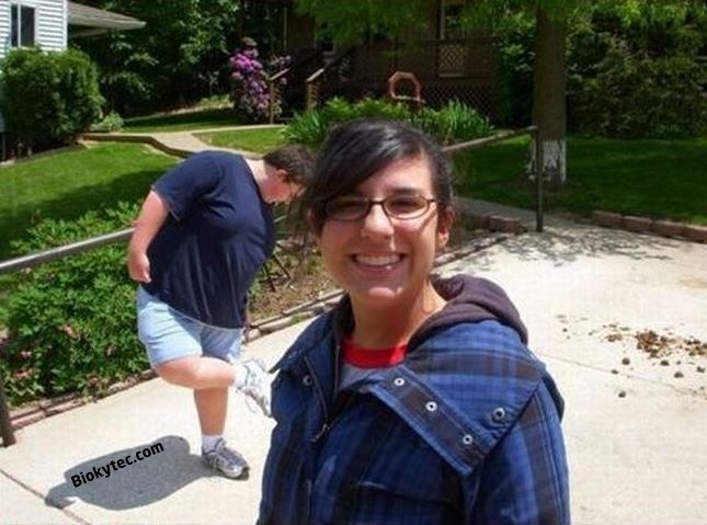 [personas coladas en las fotografias - www.Biokytec.com - bye[3].jpg]