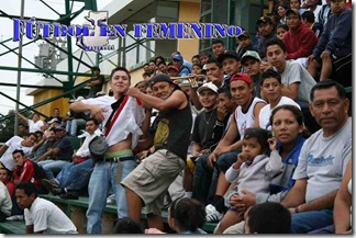publico guatemalteco apoyando al futbol femenil