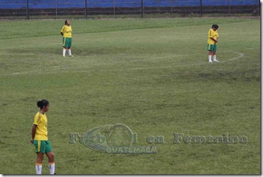 1 minuto de silencio por jugadora y arbitro fallecidos. (2)