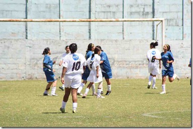 festejo anotadora y equipo unifut (1)