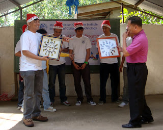 Ptr. Hugo exchanges gifts to Sir Jojo.