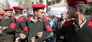Junta militar egípcia dissolve Parlamento e suspende Constituição