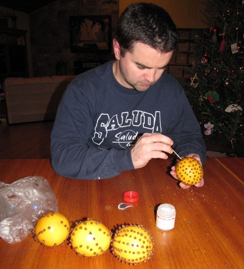 [jamiemakingpomander[7].jpg]