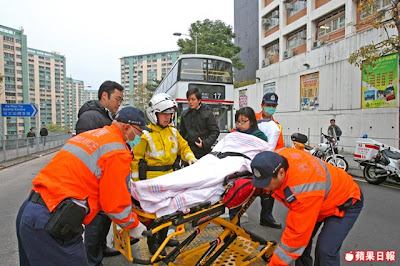 25-01-2011 意外中受傷女學生由救護車送院 25-01-2011 意外中受傷女學生由救護車送院