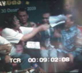 Video Pengarang buku Gurita Cikeas Pukul Anggota DPR Video Pengarang buku Gurita Cikeas Pukul Anggota DPR