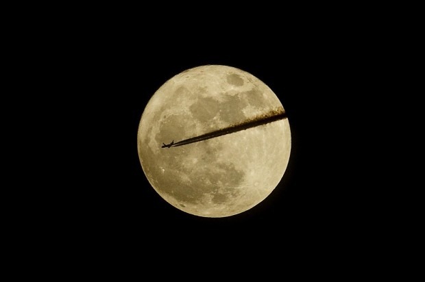 [Somerset, l'aereo taglia la luna[3].jpg]