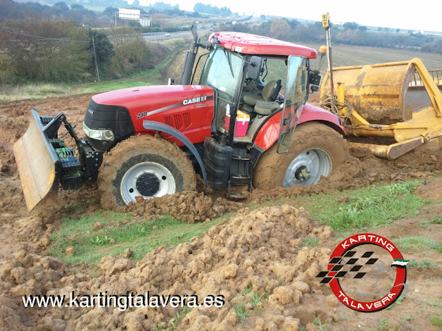 tractores atascados en el barro