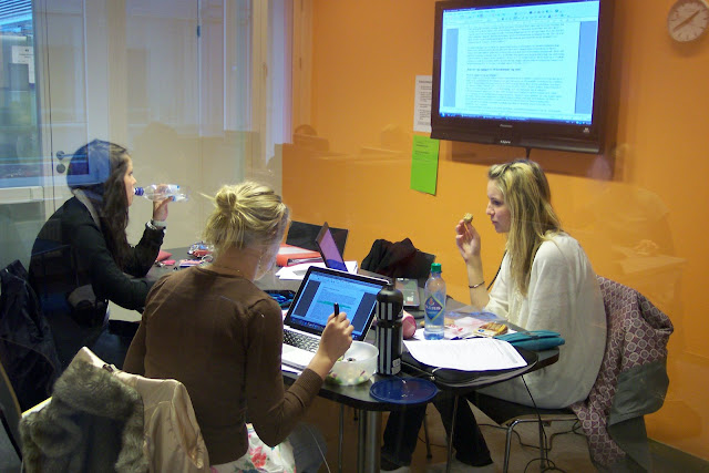 Students in a group room at the Learning Centre in the Oslo University Collegue