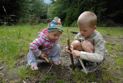 Hania i Pawełek bawią się w archeologów - patyki to kości dinozaurów.