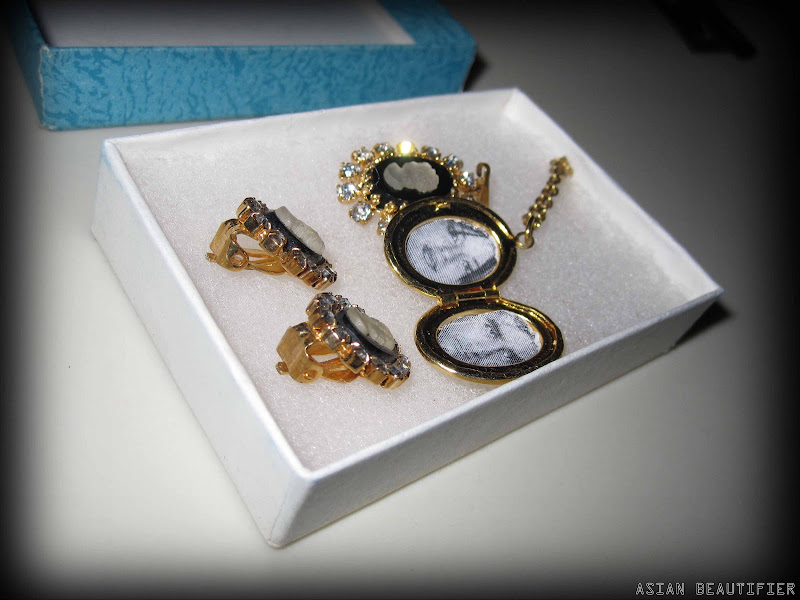 vintage Gold tone Onyx Mother- Of-Pearl Cameo and 14K Yellow Gold Heart locket vintage Gold tone Onyx Mother- Of-Pearl Cameo and 14K Yellow Gold Heart locket