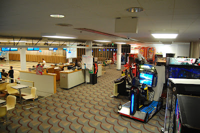Davis offers Xenos after-meeting facilities to lure us into coming.