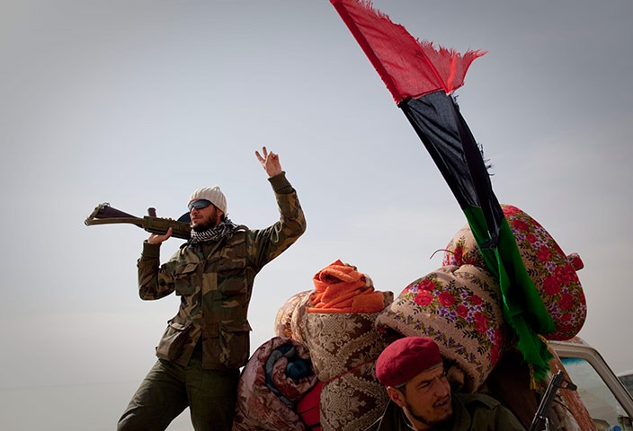 [Libyan-rebels-gesture-on--053[3].jpg]