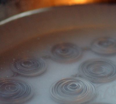 cleaning silver with baking soda, salt, aluminum and hot water Cleaning a silver necklace with baking soda, salt, aluminum and hot water