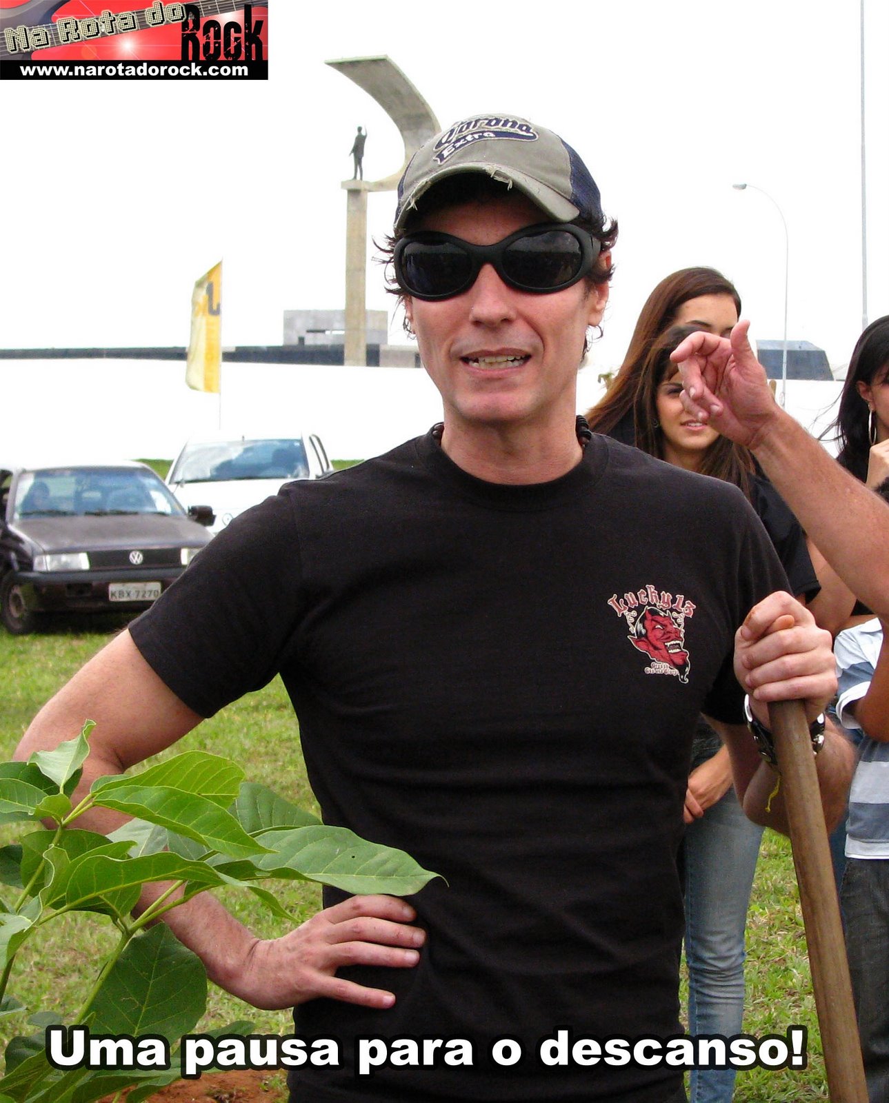 [DinhoPlantando3[6].jpg]