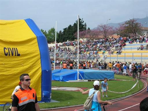 Las gradas y la pista llena de Participantes y Publico. Las gradas y la pista llena de Participantes y Publico.