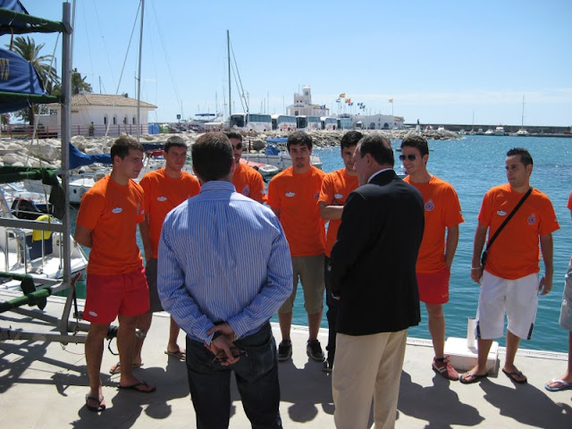 Grupo de Voluntarios de Protección Civil, hablando con el Exmo. Sr. Alcalde y el Sr. Concejal de Protección Civil. Grupo de Voluntarios de Protección Civil, hablando con el Exmo. Sr. Alcalde y el Sr. Concejal de Protección Civil.
