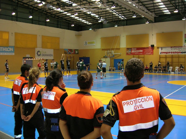 Voluntarios de Protección Civil Benalmádena atentos al desarrollo del partido. Voluntarios de Protección Civil Benalmádena atentos al desarrollo del partido.