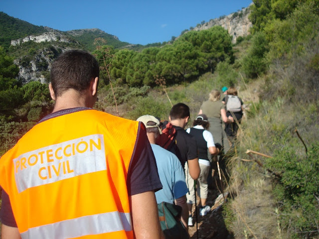 Voluntario de Protección Civil Benalmádena durante la ruta. Voluntario de Protección Civil Benalmádena durante la ruta.