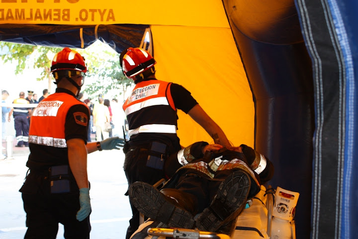 Voluntarios de Protección Civil Benalmádena, atendiendo a una victima dentro del PMA Voluntarios de Protección Civil Benalmádena, atendiendo a una victima dentro del PMA