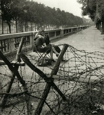 [L'amour sous l'Occupation, Jardin des Tuileries, Paris, 1944, by Robert Doisneau1[5].jpg]