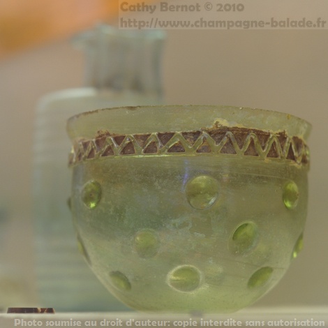Verre ouvragé gallo-romain, mussée archéologique Verre ouvragé gallo-romain, mussée archéologique