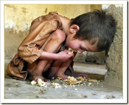 crianca com fome comendo lixo