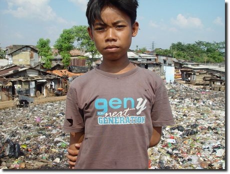 [menino_jakarta_favela_sacos_plasticos[3].jpg]