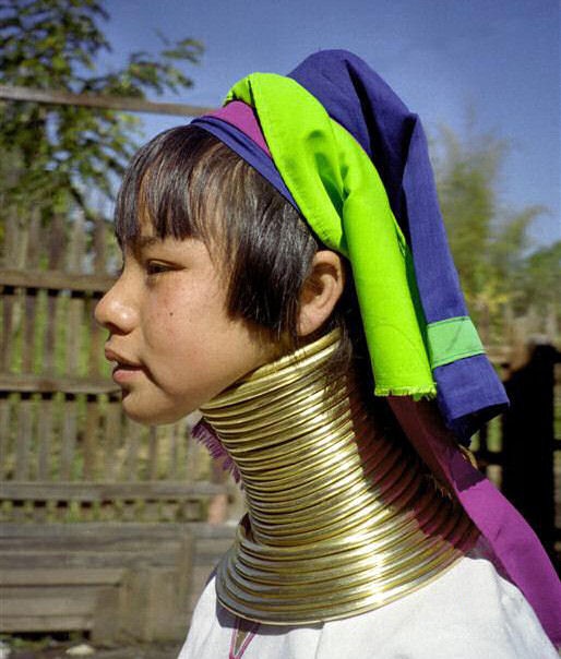 [mulher girafa andando[6].jpg]