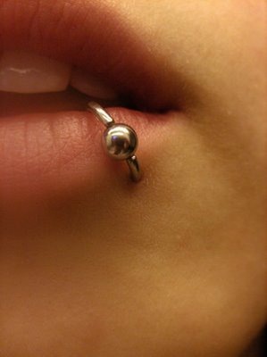 [lip piercing[20].jpg]