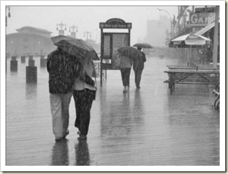 casal passeando num dia de chuva