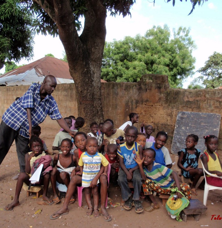 [Bissau aula debaixo da árvore[5].jpg]