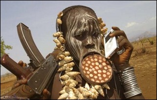 mulher mursi com i Pod e Kalashnikov