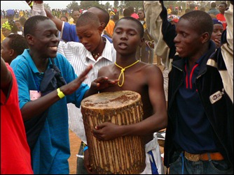 rapazes afriacanos tocando tambor