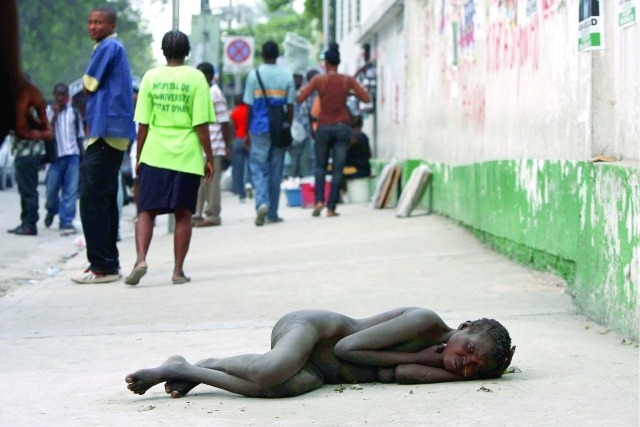 [mulher haitiana com cólera caída no chão[6].jpg]