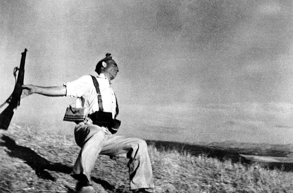 [robert capa combatente anti franquista no exato momento em que levou um tiro 1936[5].jpg]