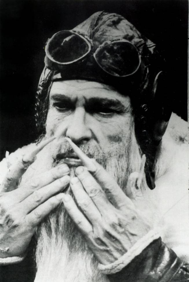 [Howard hughes barba[14].jpg]