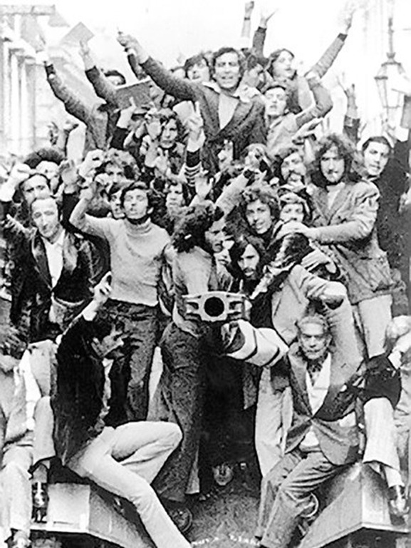 [25 de abril pessoas celebram queda do estado novo[5].jpg]
