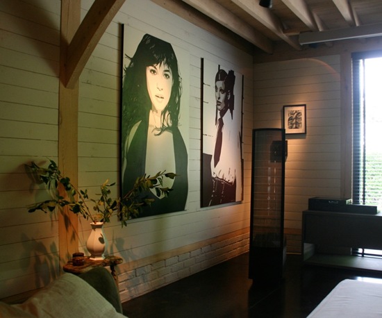 Monica Belucci and Linda Evangelista in home office interior paintings by Luc Vervoort (2)