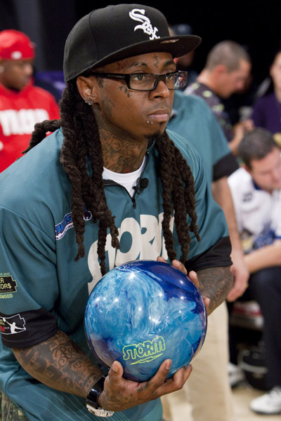 Fotos: Lil Wayne joga boliche depois de sair da cadeia Fotos: Lil Wayne joga boliche depois de sair da cadeia