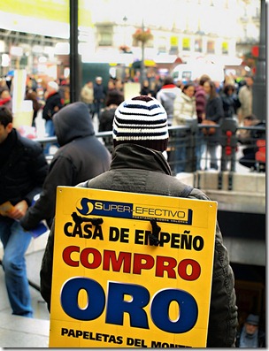 Anunciar la compra de oro y pasar frío a la salida del Metro