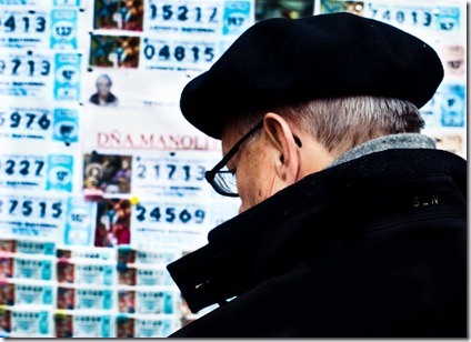 Un se&ntilde;or comprando loter&iacute;a en D&ntilde;a. Manolita. Ojal&aacute; le toque.