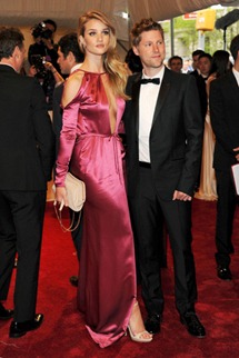 Met gala  rosie huntington welley Burberry Prorsum