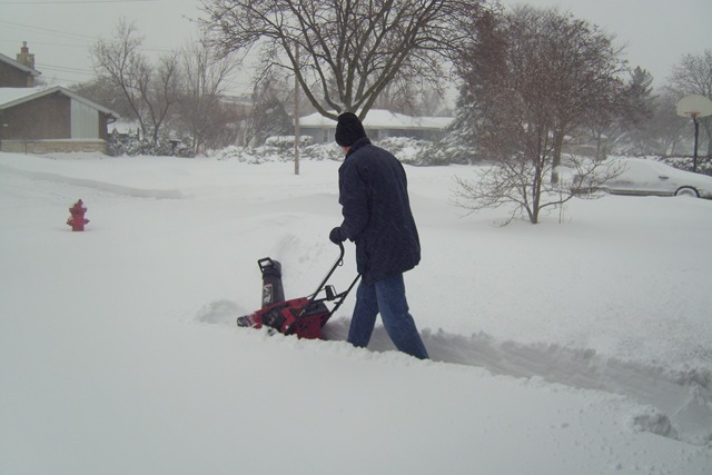 [daddy clearing the driveway[3].jpg]