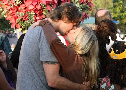 [Kristen Bell & dax shepard hot kiss when in rome[2].jpg]