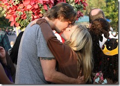 Kristen Bell & dax shepard hot kiss when in rome